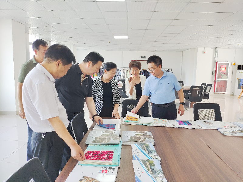 河南省工信廳副廳長(zhǎng)常繼紅，河南省服裝協(xié)會(huì)常務(wù)會(huì)長(zhǎng)袁建龍等多位領(lǐng)導(dǎo)一行蒞臨飛鷺參觀(guān)調(diào)研